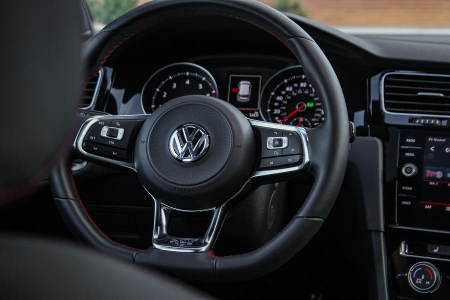 Панель приборов Volkswagen Golf GTI 5-Door (Typ 5G) 2017 года  (NA) (фото 28 из 41)